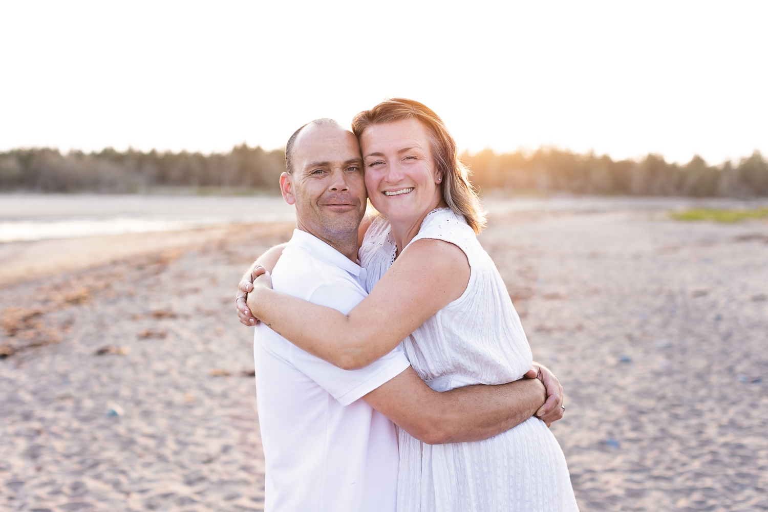 A couple hugging at the beach session